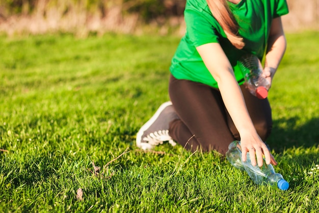 Concepto de reciclaje con mujer recogiendo basura