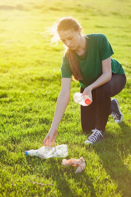 Concepto de reciclaje con mujer recogiendo basura