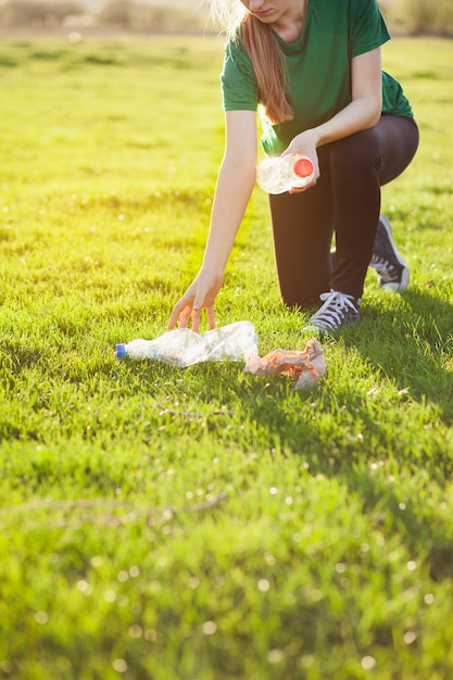 Concepto de reciclaje con mujer recogiendo basura