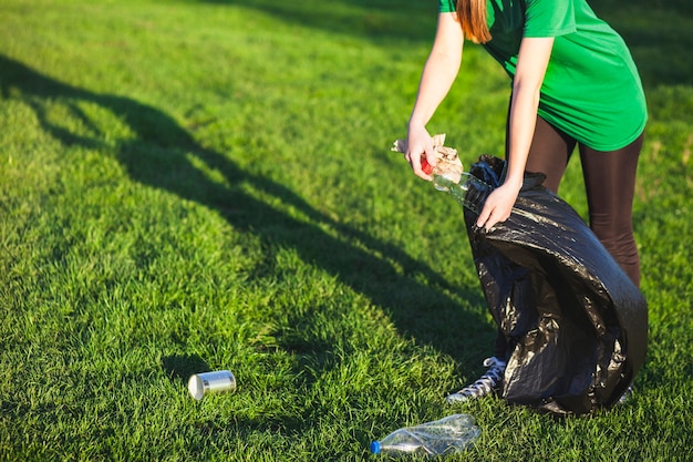 Concepto de reciclaje con mujer recogiendo basura