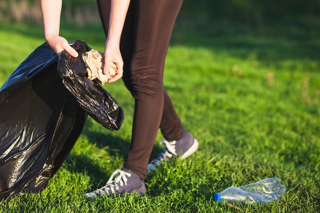 Concepto de reciclaje con mujer recogiendo basura