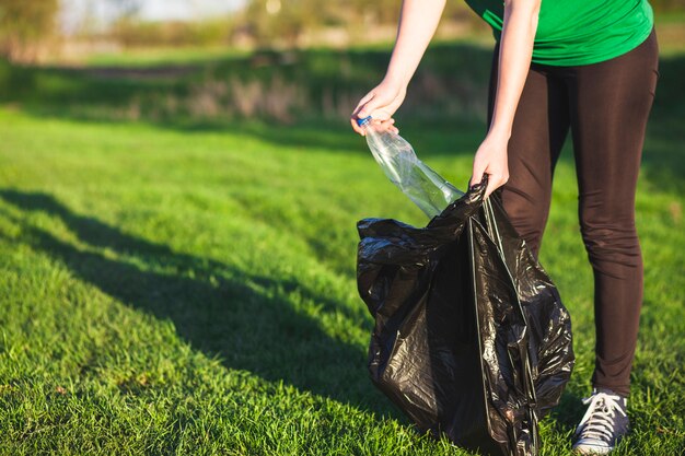 Concepto de reciclaje con mujer recogiendo basura