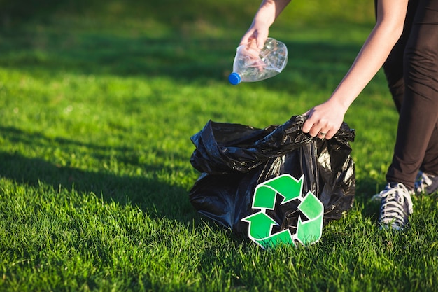 Concepto de reciclaje con mujer recogiendo basura