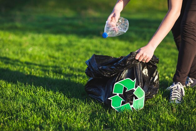 Concepto de reciclaje con mujer recogiendo basura