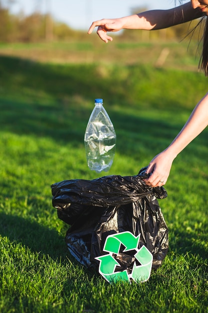 Concepto de reciclaje con mujer recogiendo basura