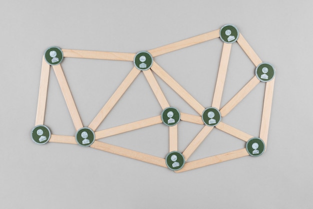 Concepto de red con palos planos laicos