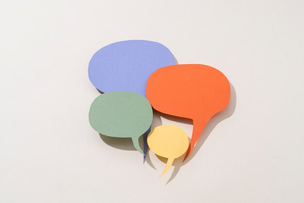 Concepto de redes sociales con burbujas de discurso