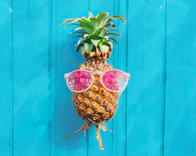 Concepto refrescante de las frutas tropicales de las gafas de sol de la piña