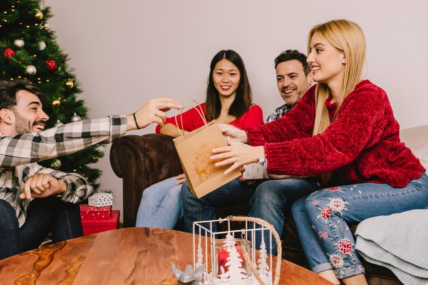 Concepto de regalar con amigos