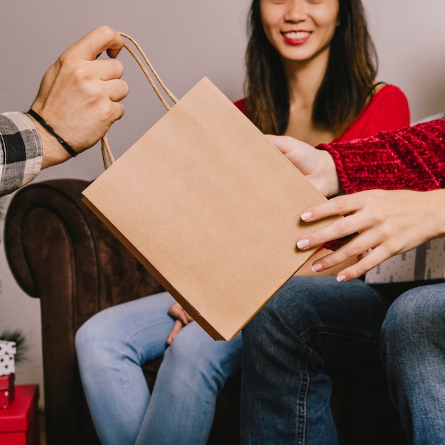 Foto gratuita concepto de regalar con bolsa