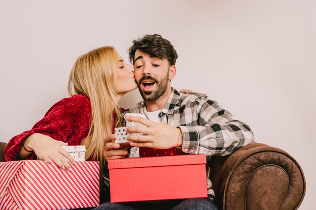 Concepto de regalar con chica besando novio