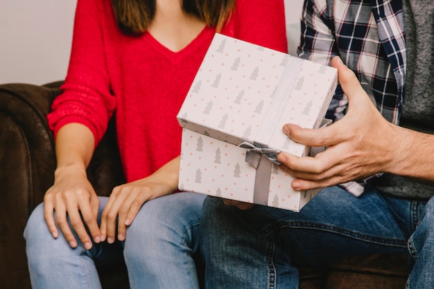 Concepto de regalar con hombre y mujer