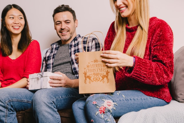 Foto gratuita concepto de regalar con mujer rubia