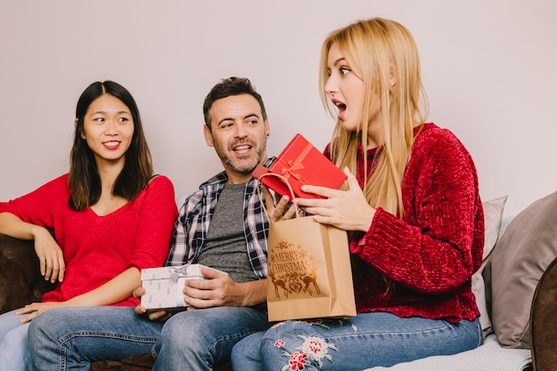 Concepto de regalar con mujer sorprendida