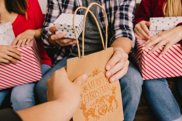 Concepto de regalar en navidad con amigos y bolsa