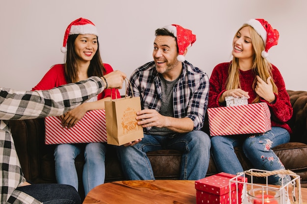 Concepto de regalar en navidad con amigos