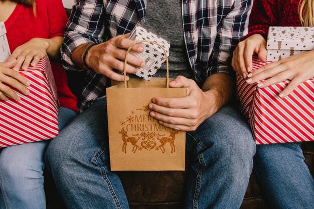 Concepto de regalar en navidad con bolsa de compras