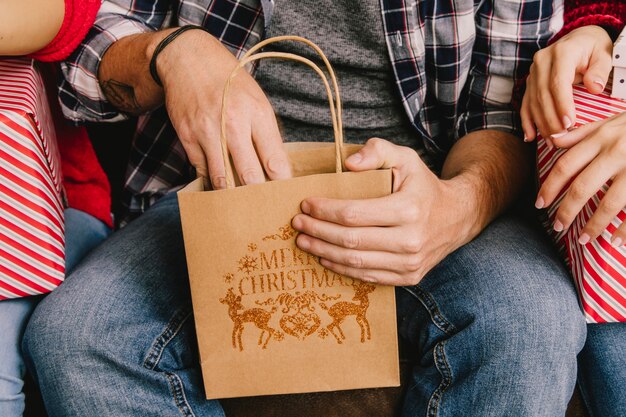 Concepto de regalar en navidad con bolsa