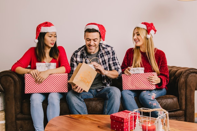 Concepto de regalar en navidad con grupo de amigos