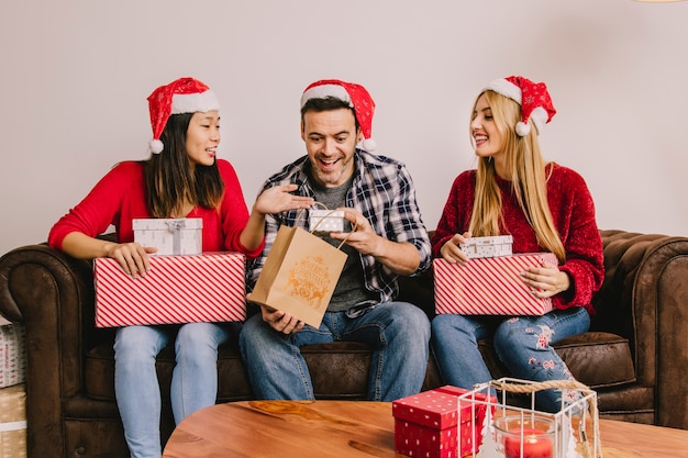 Concepto de regalar en navidad con grupo de tres amigos