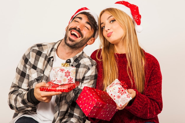 Concepto de regalar con pareja riendo