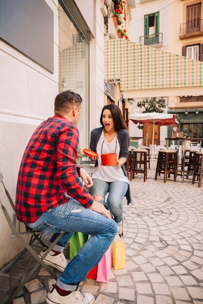 Concepto de regalar con pareja