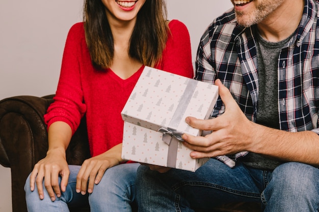 Concepto de regalar con pareja