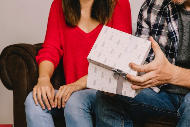 Concepto de regalar con vista de cerca de pareja