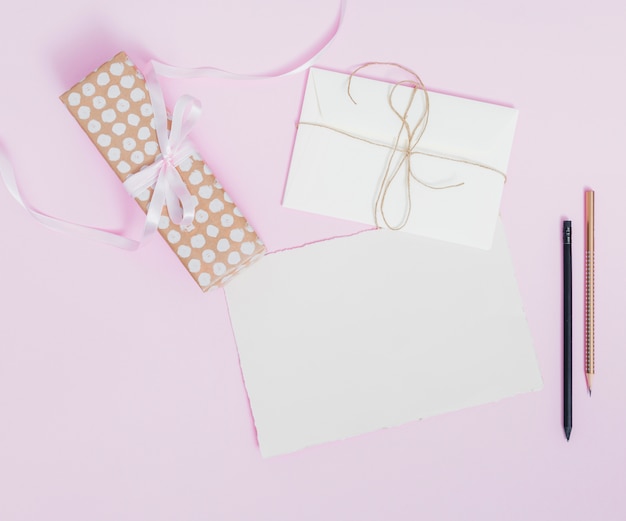 Foto gratuita concepto de regalo flat lay