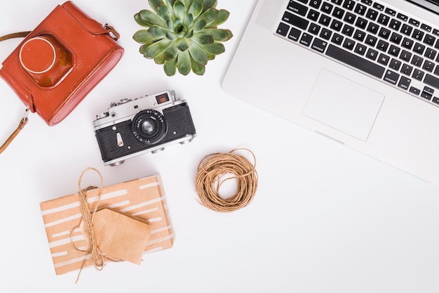 Foto gratuita concepto de regalo flat lay