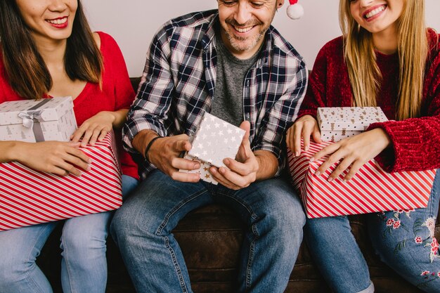 Concepto de regalos de navidad con amigos riendo