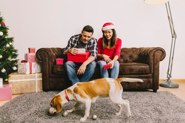Concepto de regalos de navidad con pareja y perro