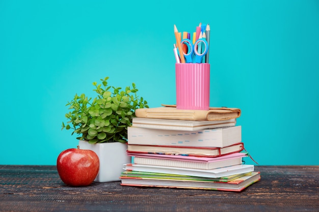 Foto gratuita concepto de regreso a la escuela. libros, lápices de colores y manzana.