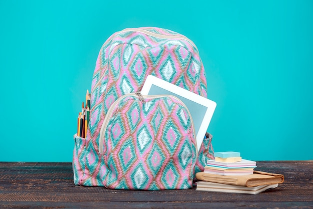 Concepto de regreso a la escuela. Libros, lápices de colores y mochila.