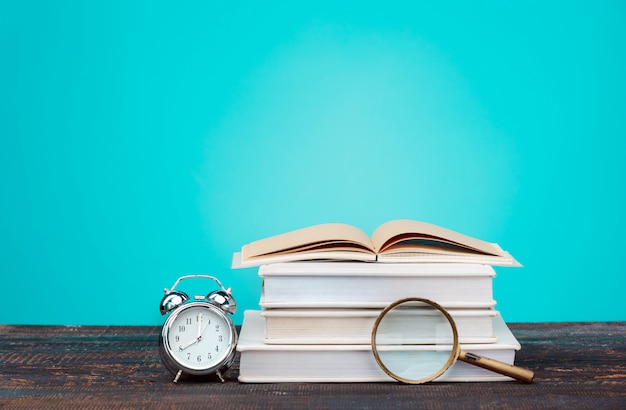 Concepto de regreso a la escuela. Libros, lápices de colores y reloj.