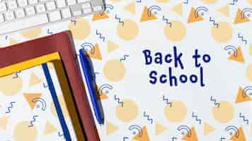 Foto gratuita concepto de regreso a la escuela con portátiles y teclado