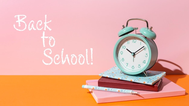 Foto gratuita concepto de regreso a la escuela con reloj