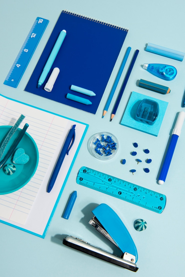 Foto gratuito concepto de regreso a la escuela con varios suministros