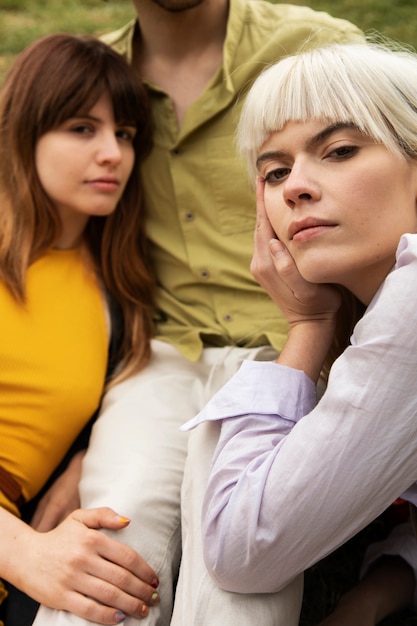 Foto gratuita concepto de relación de poliamor de alto ángulo