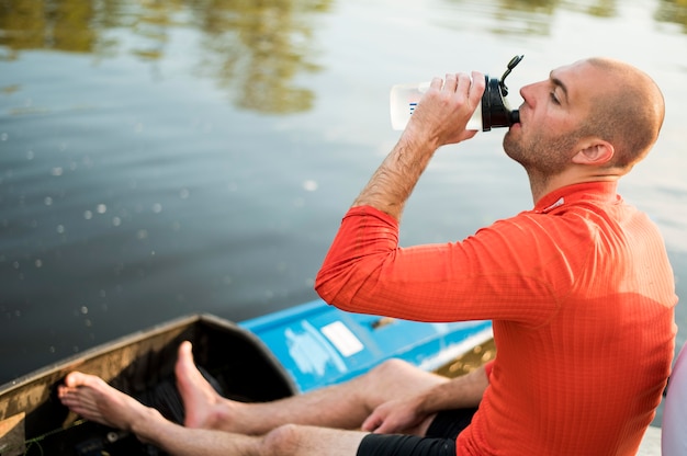 Concepto de remo con agua potable hombre