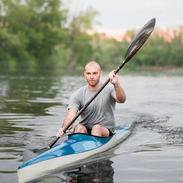 Concepto de remo con hombre en canoa