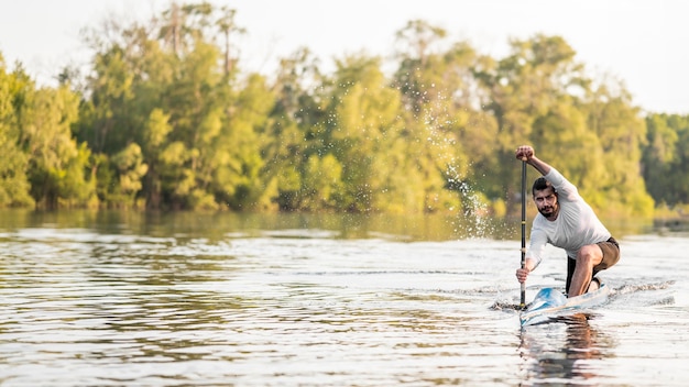 Foto gratuita concepto de remo con hombre en kayak