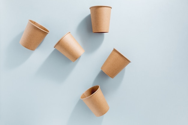 Concepto de residuos cero con vasos de papel.