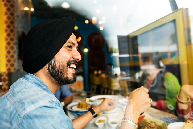 Concepto de restaurante sonriente hombre indio