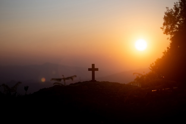 Concepto de resurrección: crucifixión de Jesucristo, cruz al atardecer