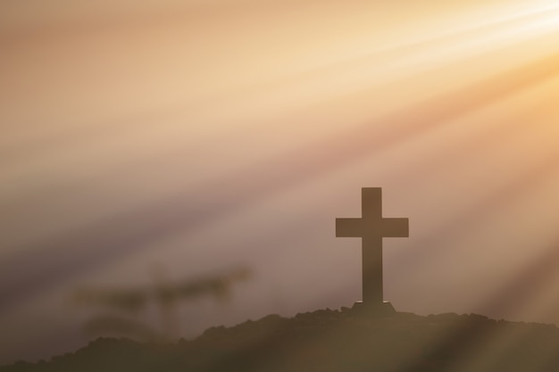 Concepto de resurrección: crucifixión de jesucristo, cruz al atardecer