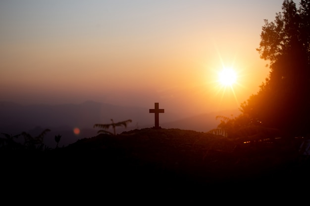 Concepto de resurrección: crucifixión de jesucristo, cruz al atardecer