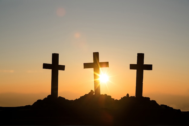 Concepto de resurrección: crucifixión de Jesucristo, cruz al atardecer