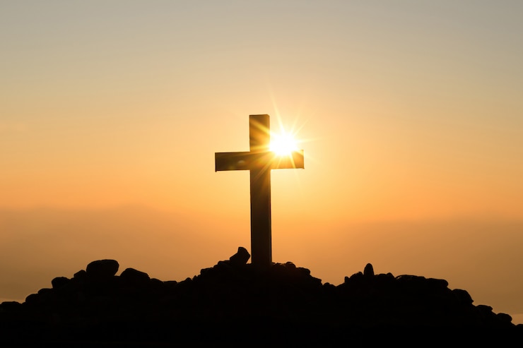 Foto gratuito concepto de resurrección: crucifixión de jesucristo, cruz al atardecer