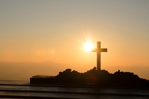Concepto de resurrección: crucifixión de Jesucristo, cruz al atardecer
